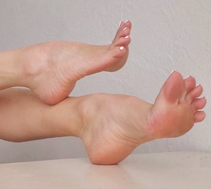 Arched Bare Feet and Sexy Toes